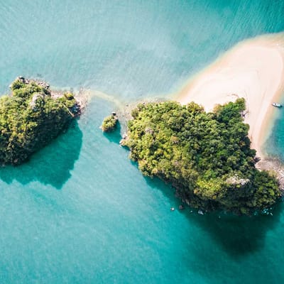 to sm&aring; frodige &oslash;er i thailand