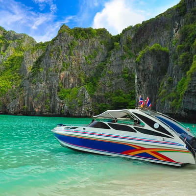 speedbåd ved stranden ved phi phi Thailand