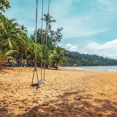 gynge p&aring; phang nga stranden i khao lak thailand