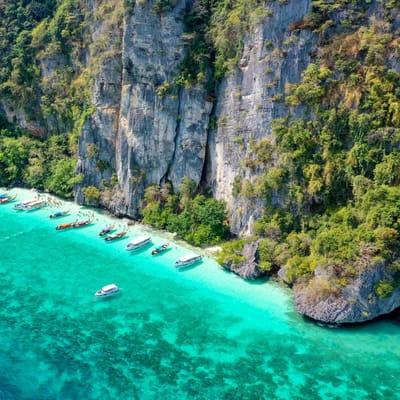 stranden monkey beach på phi phi øerne thailand