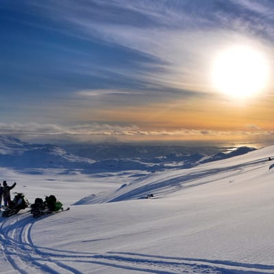 Gr&oslash;nland 2 snescootere i baglandet ved Sisimiut kredit Visit Greenland