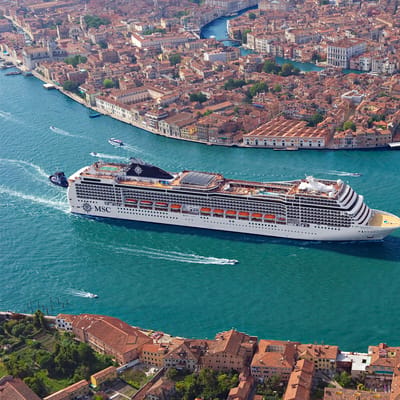 MSC Magnifica skib ved indsejlingen til Venedig