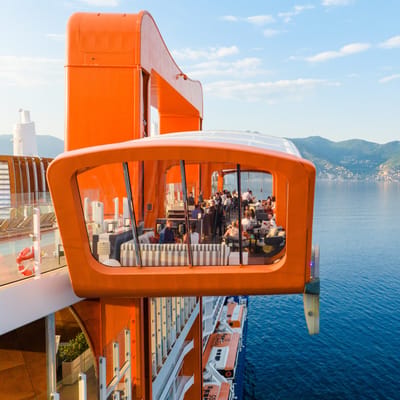 Magic Carpet p&aring; Celebrity Edge krydstogtskib - flytbar udend&oslash;rs lounge over havet