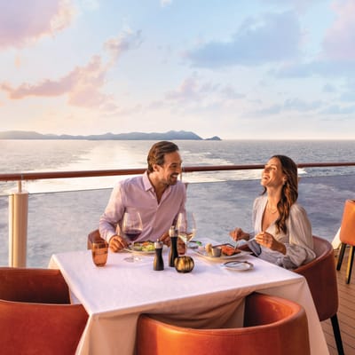 Udendørs middagsservering på Waterfront-dækket ombord på Norwegian Cruise Line krydstogtskibet