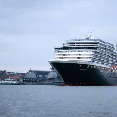 Krydstogtskibet MS Westerdam lægger til i havn foran byens terminalbygninger