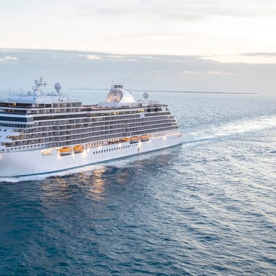 Seven Seas Splendor fotograferet fra luften, mens skibet sejler p&aring; det &aring;bne hav