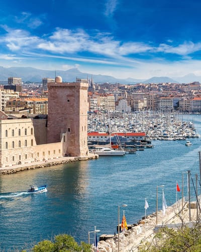 Marseilles gamle havn (Vieux-Port) med Fort Saint-Jean og Katedralen de la Major, Frankrig