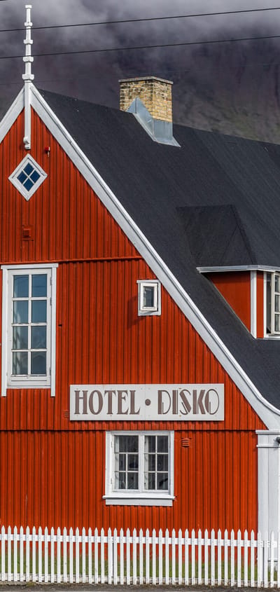 Gr&oslash;nland Hotel Disko Island Qeqertarsuaq, Godhavn, R&oslash;dt Hus, Bygd, Natur, Bjerge, Diskobugten