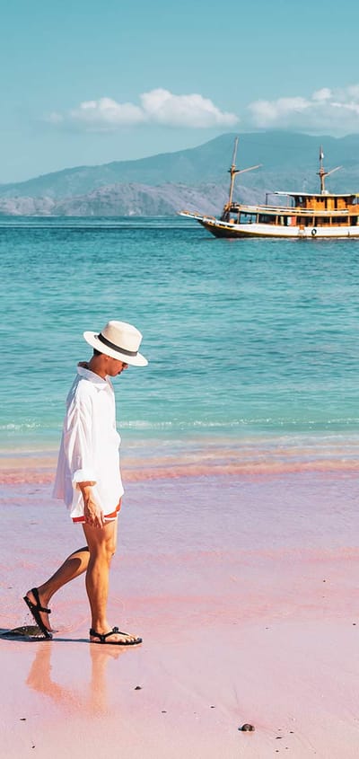 Indonesien Komodo Island Pink Beach Mand Går På Strand