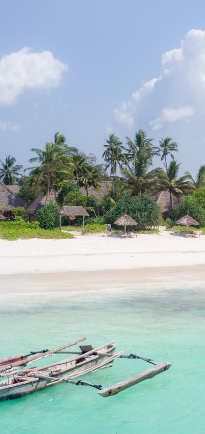 Den hvide strand foran Zanzibar Pearl Boutique Hotel