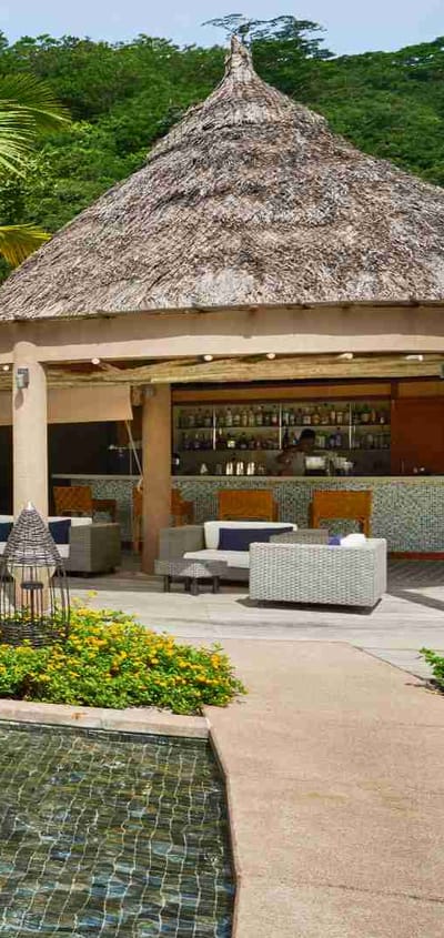 Swimming pool og pool bar