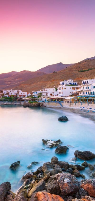 solnedgang over strand p&aring; kreta gr&aelig;kenland