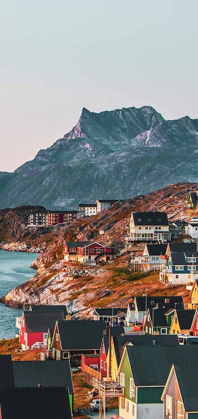 Gr&oslash;nland nuuk udsigt solnedgang over bjerglandskab baggrunden