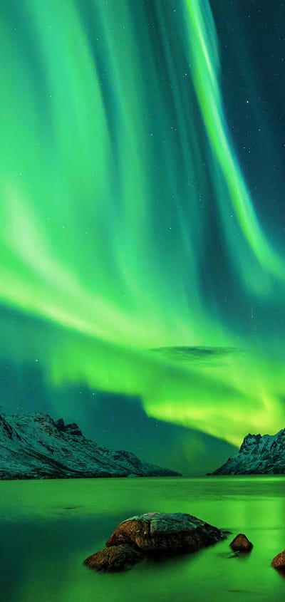 Nordlys over vand p&aring; Island