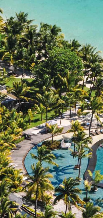 Rejser til Mauritius, Trou aux Biches Beachcomber Golf Resort & Spa, Poolområdet med vajende palmer