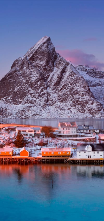 Norge landsbyen reine set fra kysten scaled