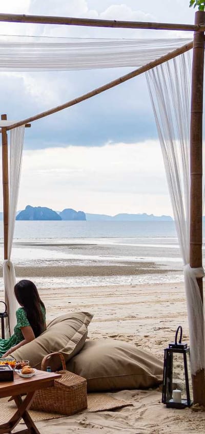 romantisk picnic p&aring; stranden tubkaak resort krabi thailand