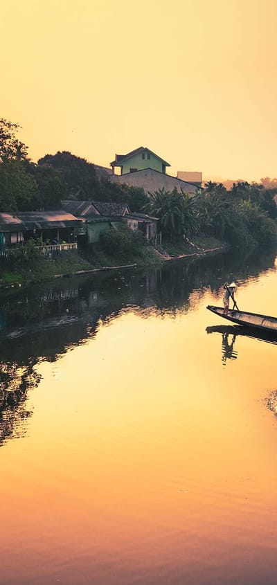 solnedgang over flod i vietnam