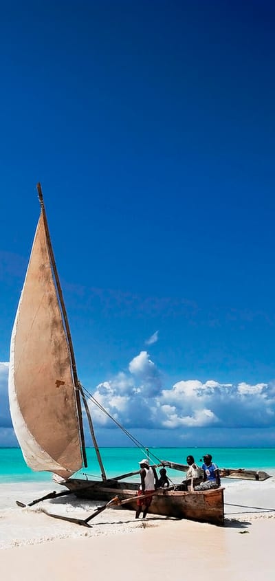 zanzibar dhow ligger starnden scaled p&aring;