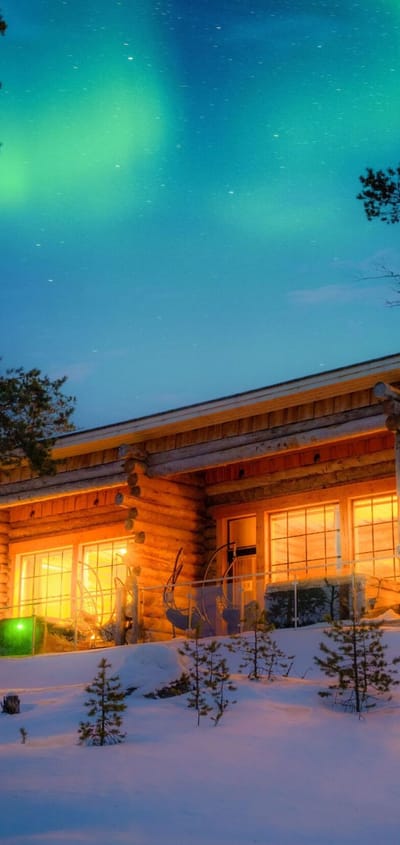 finland Lapland inari hytte traeer scaled nordlys