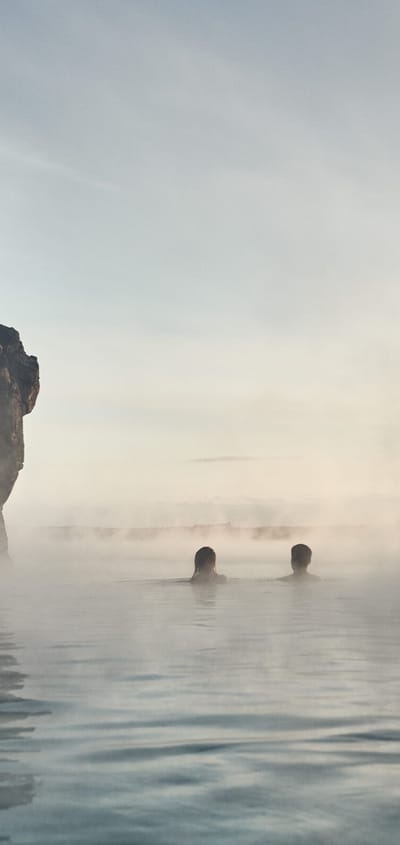 Island, Sky Lagoon, Geotermisk pool og venner der nyder det varme vand