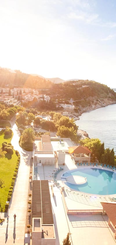 udsigt udover pool og havet