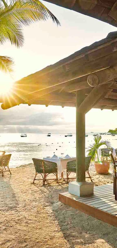 Rejser til Mauritius, The Ravenala Attitude, Aftenlys over O Beach Bar