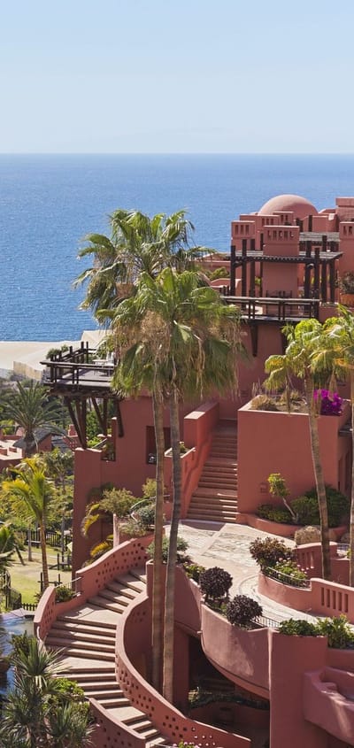 Spanien, Tenerife, Ritz-Carlton Tenerife, Abama. Udsigt over hotel og hav. Kredit. Paul Thuysbaert