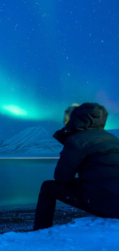 person kigger på nordlys svalbard