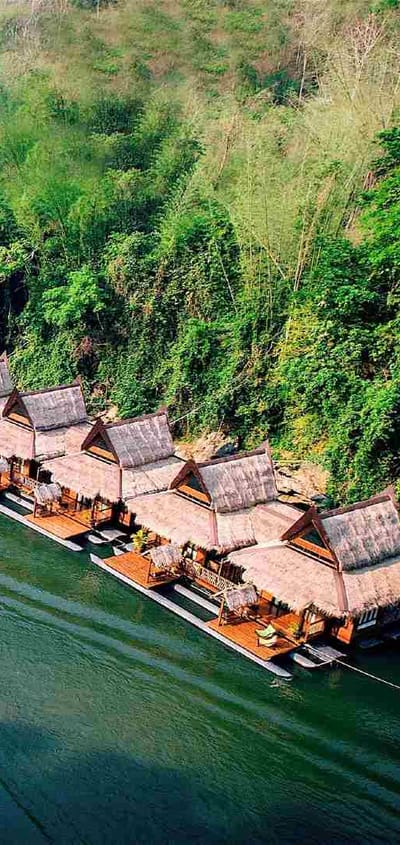 Udsigt over Floathouse resort i Kanchanaburi ved Kwai Noi floden 