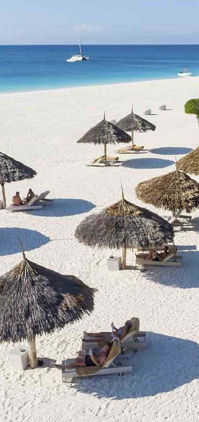 Gold Zanzibar strand med solsenge