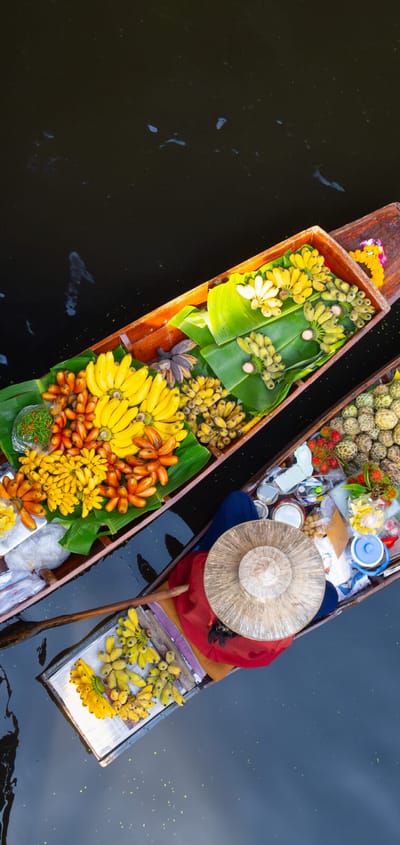 to både med frugt på flydende marked i thailand
