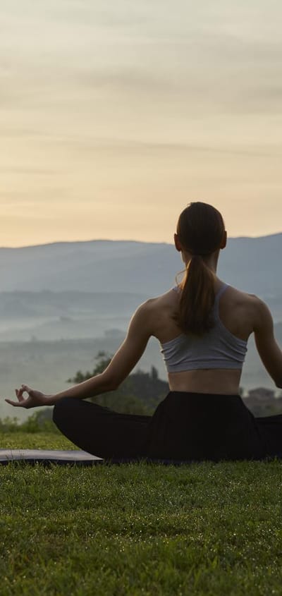 italien, toscana, belmond castello di casole - kvinde dyrker yoga ved solopgang