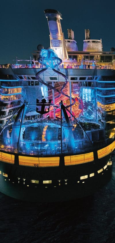 Harmony of the Seas oplyst i natten