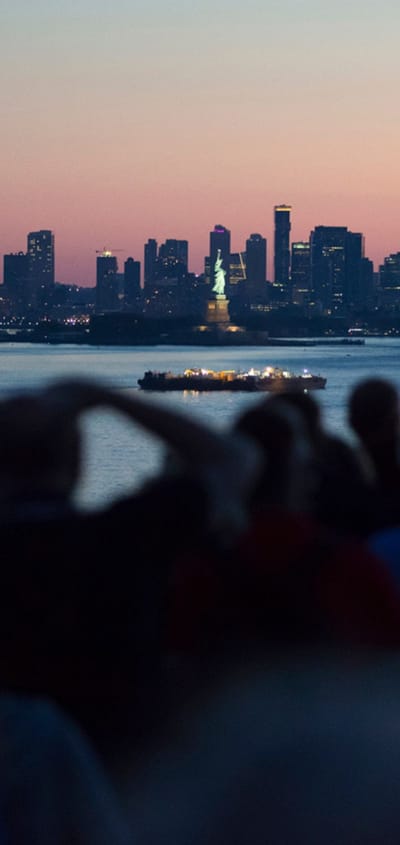 Passagerer der nyder udsigten over New York fra krydstogtskibets d&aelig;k