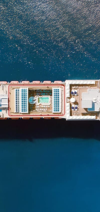 Holland America Line Nieuw Statendam krydstogtskib set fra luften i krystalbl&aring;t hav