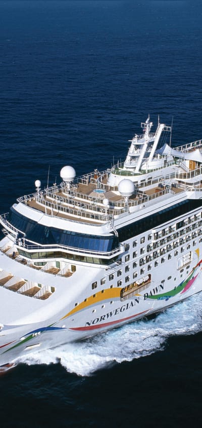 Norwegian Dawn krydstogtskibet – luftfoto af skibets styrbordside med nyt skrogmaleri