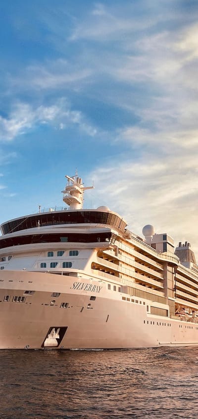 Silversea-skibet Silver Ray på roligt hav badet i gyldent aftenlys