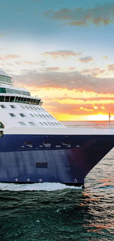 Celebrity Silhouette krydstogtskib sejler i solnedgangslys p&aring; &aring;bent hav