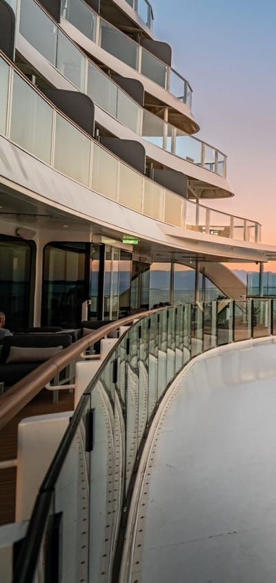 Udendørsrestaurant La Terrazza på Silver Nova med havudsigt ved solnedgang