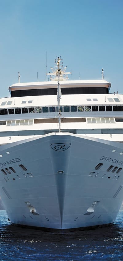 Krydstogtskibet Seven Seas Mariner for anker ud for en dramatisk kystlinje