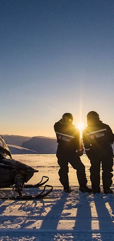 Svalbard barentsburg snescooter maend