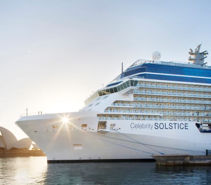 Celebrity Solstice krydstogtskib ved Sydney Harbour med ikoniske Opera House i baggrunden