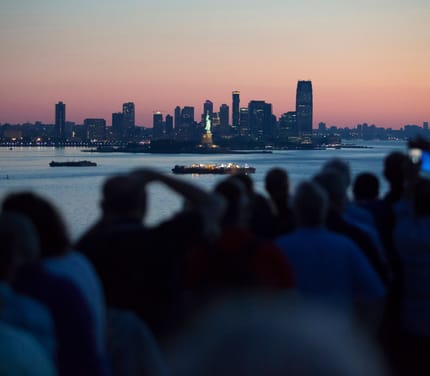 Passagerer der nyder udsigten over New York fra krydstogtskibets dæk
