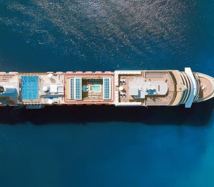 Holland America Line Nieuw Statendam krydstogtskib set fra luften i krystalbl&aring;t hav