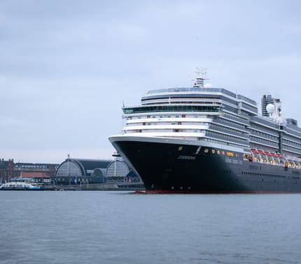 Krydstogtskibet MS Westerdam l&aelig;gger til i havn foran byens terminalbygninger