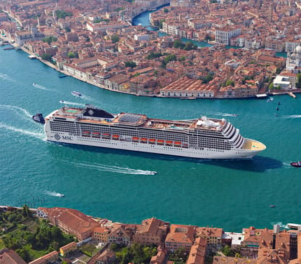 MSC Magnifica skib ved indsejlingen til Venedig