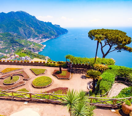 Udsigt over Sorrento og Amalfikysten i Syditalien &ndash; hero-billede