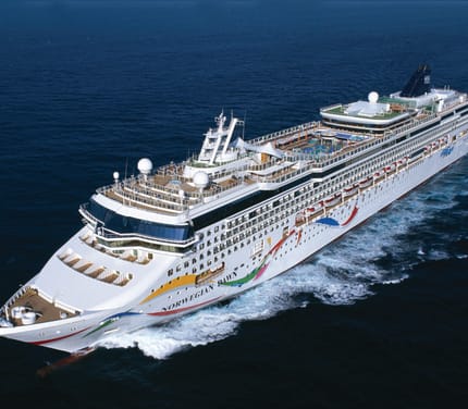 Norwegian Dawn krydstogtskibet &ndash; luftfoto af skibets styrbordside med nyt skrogmaleri