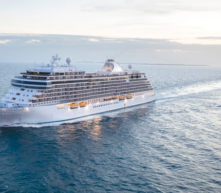 Seven Seas Splendor fotograferet fra luften, mens skibet sejler p&aring; det &aring;bne hav